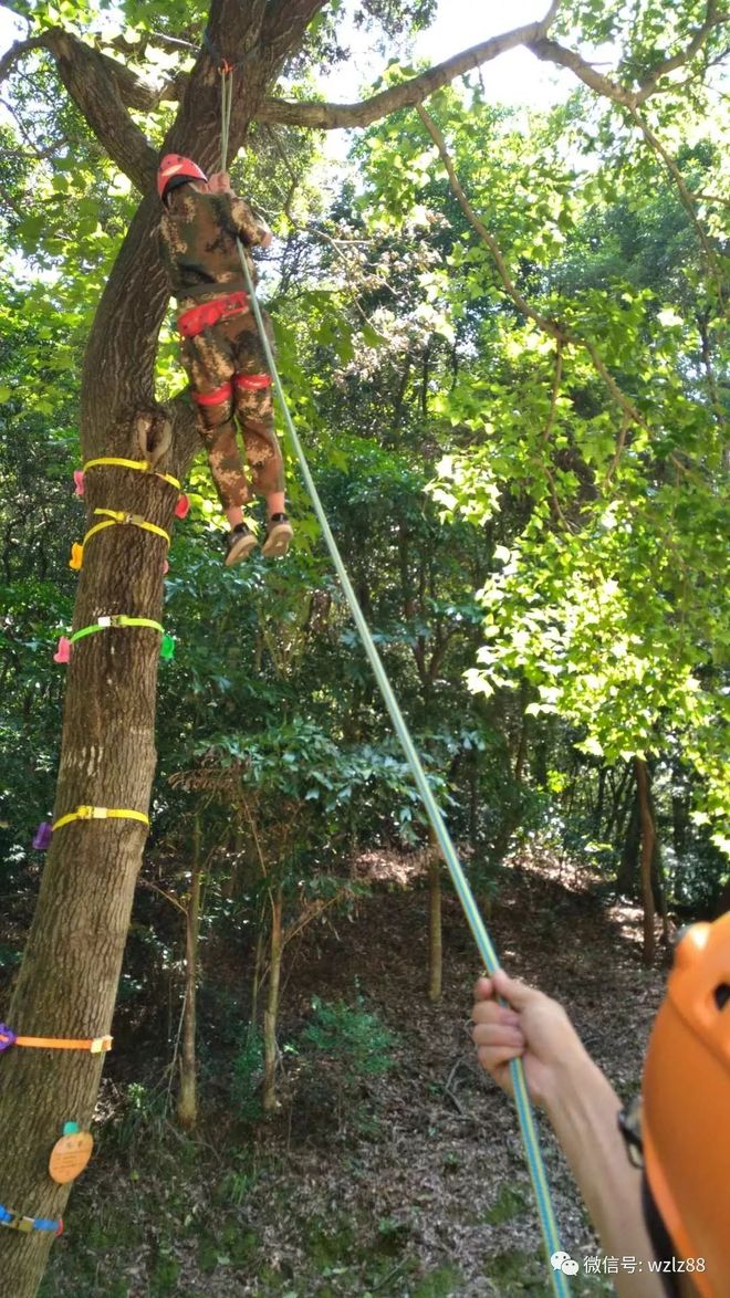 爱游戏包含关中雪豹队鏖战皖南暴熊队，马拉松预选赛击败，替补奇兵立功。门前嗅觉决定胜负的词条